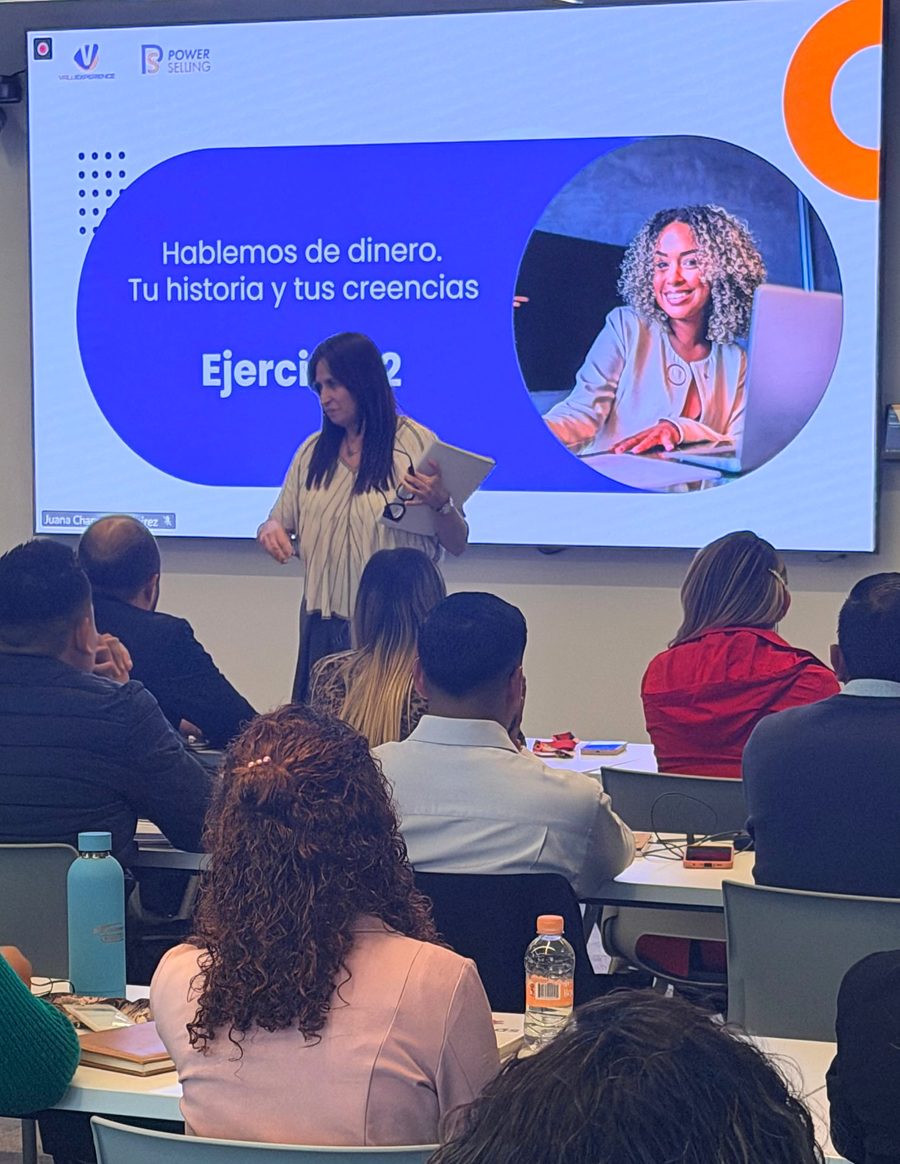 Cintia Lescano impartiendo Power Selling