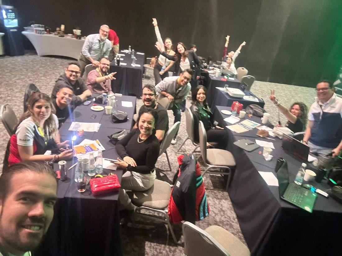 Grupo de participantes celebrando durante el programa